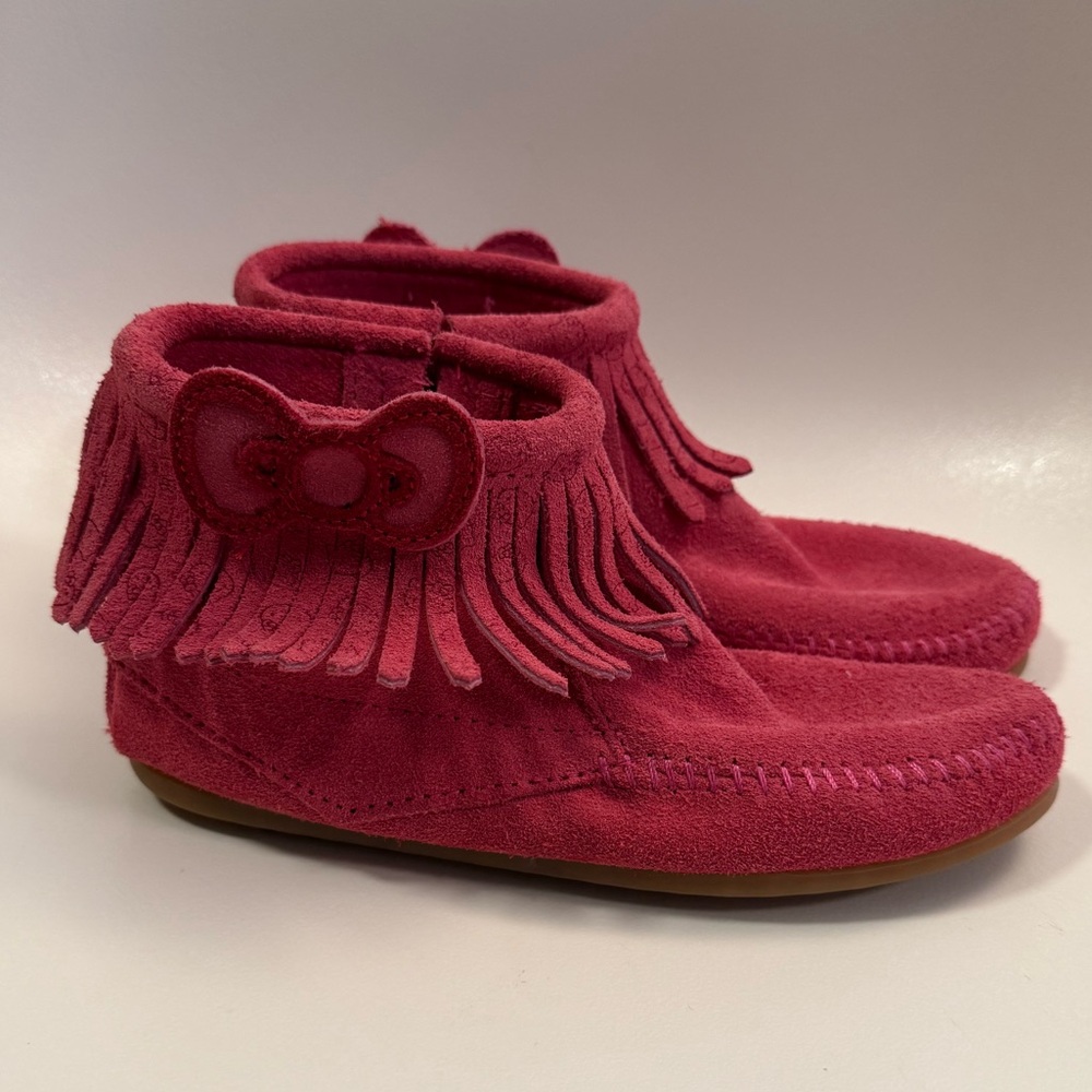 Minnetonka Hello Kitty Pink Moccasins Ankle Boots Kids size 3/ Women’s 5